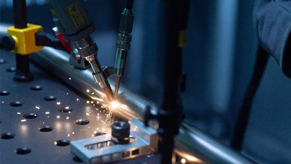 Saldatura laser manuale precisa con THEO